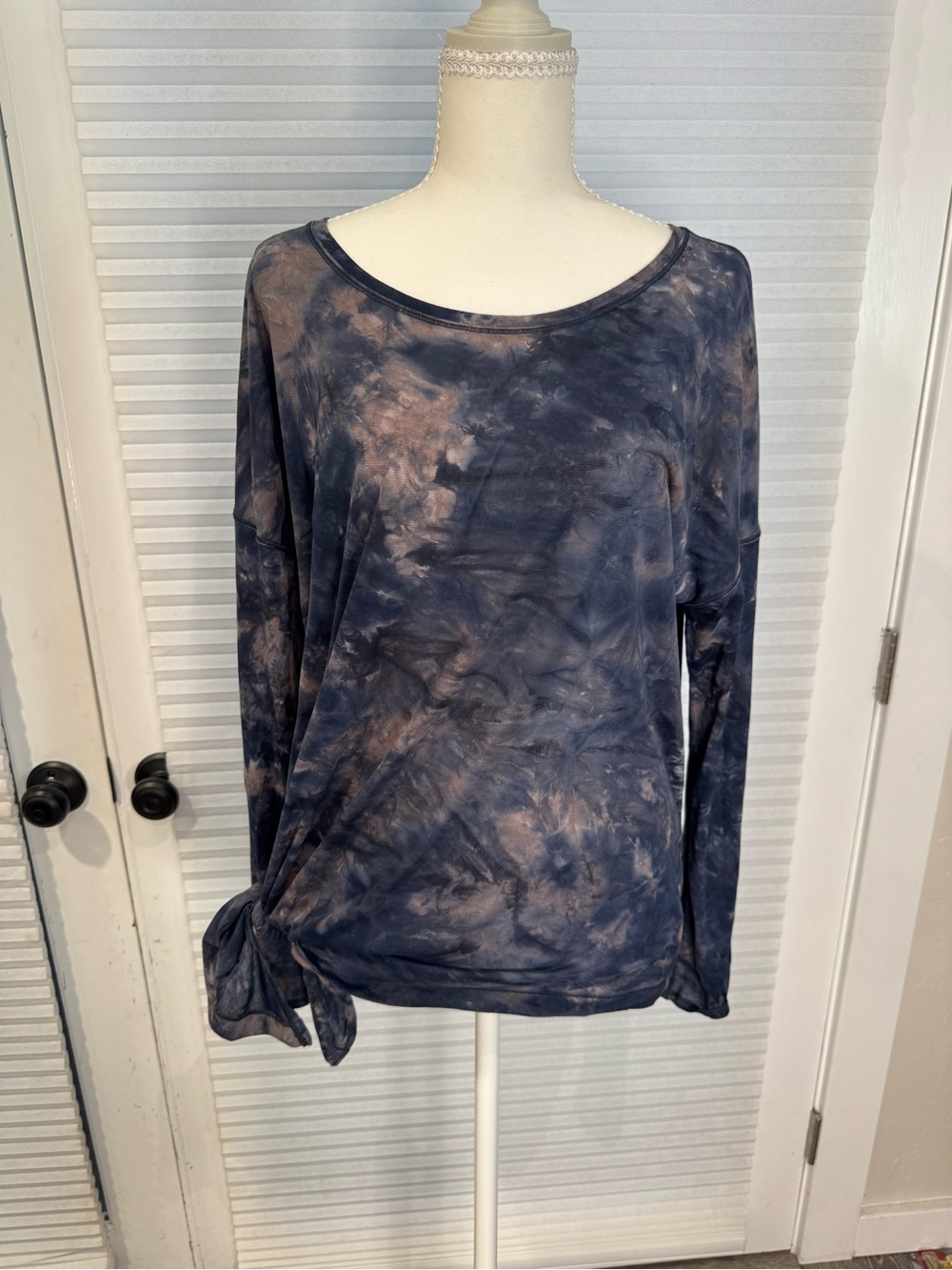 lululemon athletica Navy and Taupe Tie-Dye Long Sleeve Side-Knot Top 0926